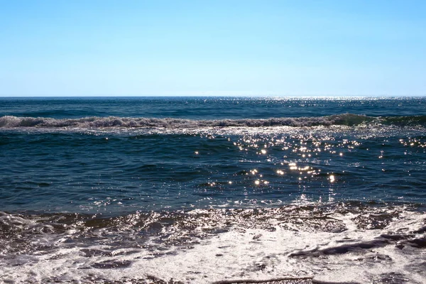 Belle Mer Bleu Foncé Avec Des Étincelles Soleil Lumineux Avec — Photo