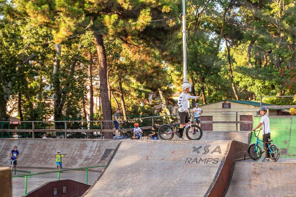 Anapa Russia Boys Ride Skateboards Scooters Slides Sports Town Dangerous — Fotografia de Stock
