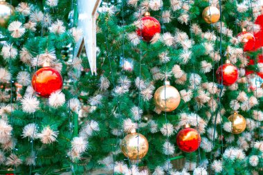 Noel yeşil köknar ağacı, süslü süslemeler ve çelenklerle. Mutlu yıllar ve Noel. Kartpostallar için parlak arkaplan