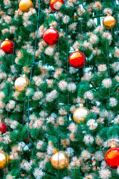Noel yeşil köknar ağacı, süslü süslemeler ve çelenklerle. Mutlu yıllar ve Noel. Parlak arkaplan.