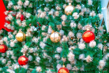 Noel yeşil köknar ağacı, süslü süslemeler ve çelenklerle. Mutlu yıllar ve Noel. Parlak arkaplan