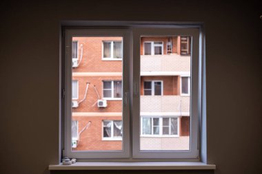 Karanlık bir odadan sokağa, oradan da tuğladan eve. Yalnızlık, depresyon, yalnızlık kavramı. Sorun ve çözüm