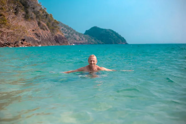 Ενήλικος Άνθρωπος Κολυμπά Στη Θάλασσα Φόντο Βουνά Τις Καλοκαιρινές Διακοπές — Φωτογραφία Αρχείου