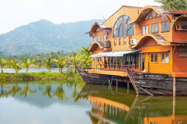Koh Chang, Tayland - 01.17.2020: Tropikal manzara. Okyanus manzaralı bir tekne şeklinde ahşap bir ev. Asya 'da seyahat ve turizm