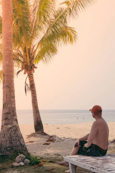 Homem Senta Numa Espreguiçadeira Olha Para Mar Costa Tropical Ilha — Fotografia de Stock
