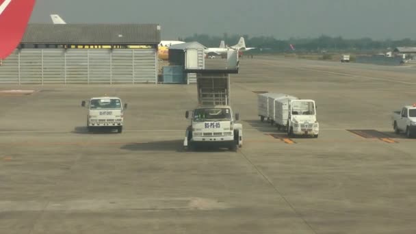 I veicoli per la manutenzione aeroportuale sul sito di decollo. La passerella si avvicina — Video Stock