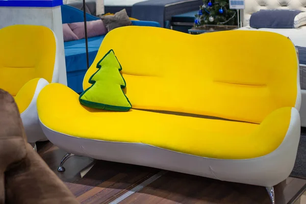 ヘリンボーン型の枕を持つ黄色のコンパクトなソファ 部屋のインテリア 家具店 — ストック写真