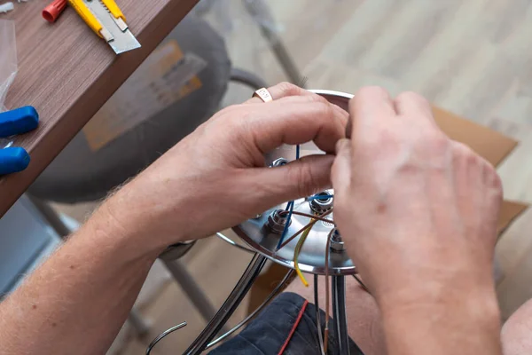 Hombre Hace Cableado Una Lámpara Araña Para Colgar Del Techo — Foto de Stock