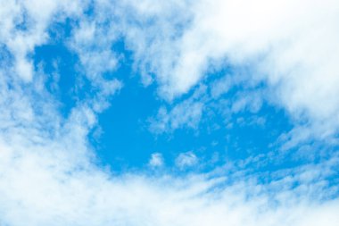 Bulutlu mavi gökyüzü, güzel doğal arka plan, yaz günü, metin için yer