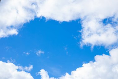 Beyaz bulutların arasından ortadaki mavi gökyüzünü görebilirsiniz, metin için doğal arkaplan, boşluğu kopyala