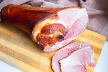 Lezzetli domuz budu, lezzetli mezeler, tahta bir tahtanın üzerinde dilimlenmiş parçalar, yiyecek.