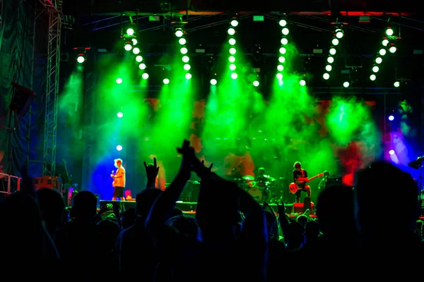 Bir müzik konseri dansı ve alkış, gece sokak festivali, gençler için eğlence ve eğlence aktiviteleri, bulanık arka plan