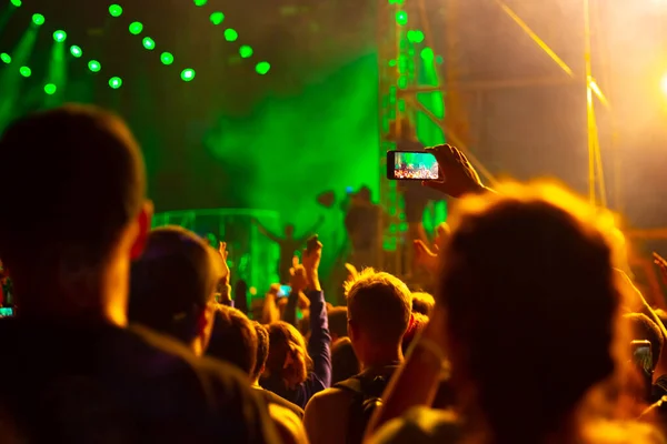 Menigte Fans Steken Hun Handen Dansen Een Nachtclub Schieten Telefoon — Stockfoto