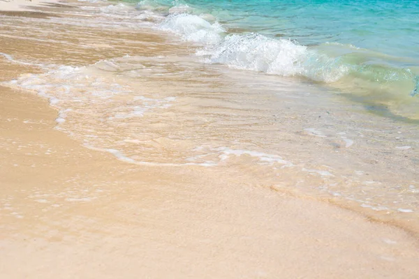 Onda Corre Areia Branca Costa Uma Ilha Tropical Férias Verão — Fotografia de Stock