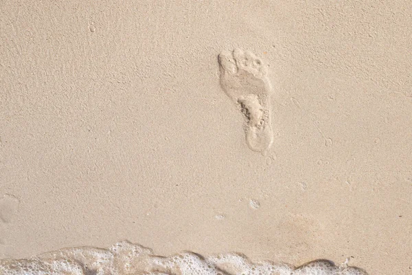 Fußabdruck Auf Weißem Sand Meeresrand Reisen Und Tourismus Kopierraum — Stockfoto