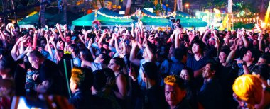 Phuket, Tayland-12.31.2018: Gece bir konserde dans eden ve eğlenen bir kalabalık. Patong plajında yeni yıl partisi, tropik bölgelerde tatil..