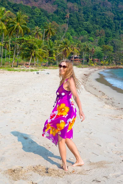 Ξανθιά Γυναίκα Ένα Φωτεινό Φόρεμα Στροβιλίζεται Στην Παραλία Τροπικές Διακοπές — Φωτογραφία Αρχείου