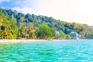 Yeşil palmiye ağaçları ve bungalovları olan tropik plaj, yaz tatili, Tayland 'da Koh Chang adası, deniz manzarası