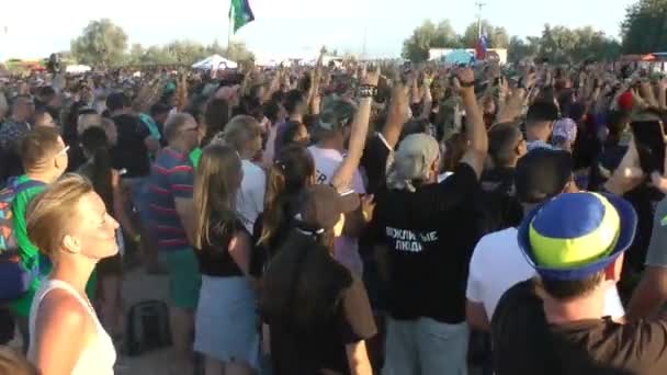 Slam e mosh: em um concerto de rock, os fãs se reúnem em um círculo — Vídeo de Stock