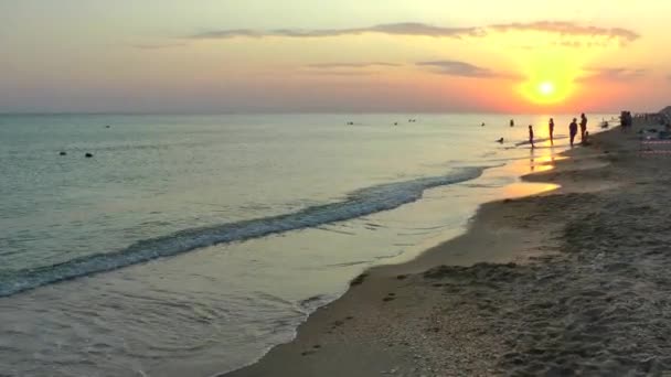 El sol brillante al atardecer brilla reflejándose en el mar — Vídeo de stock