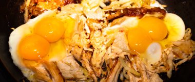 Çırpılmış yumurta, çift yumurta, sebze ve tavuk göğsü. Lezzetli besleyici kahvaltı..