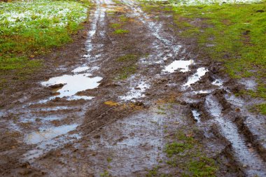 Kırsal kesimde kirli bir yol. Araba tekerleklerinden toprak bir yolda.