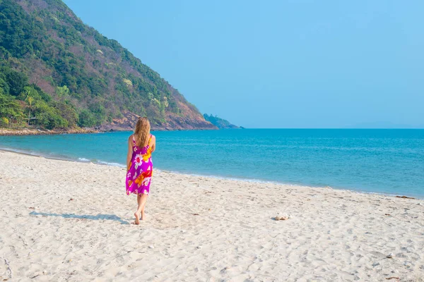 Menina Caminha Longo Costa Arenosa Uma Ilha Tropical Visão Traseira — Fotografia de Stock