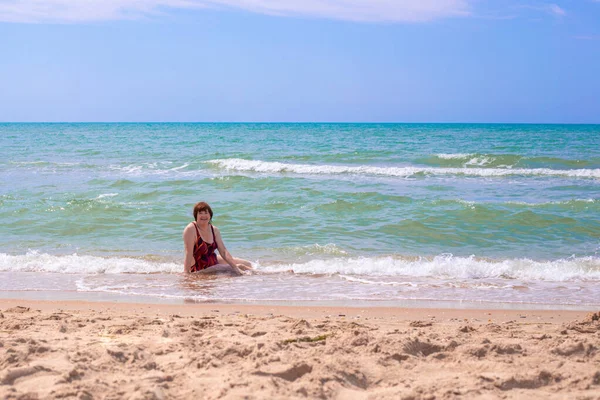 Veselá Starší Žena Věku Let Více Koupe Modrém Moři Směje — Stock fotografie