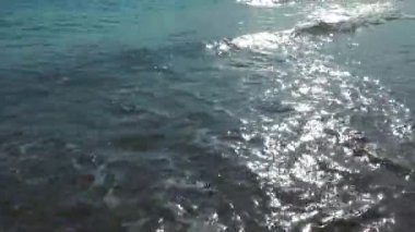 Dalgalar kumda akıyor.