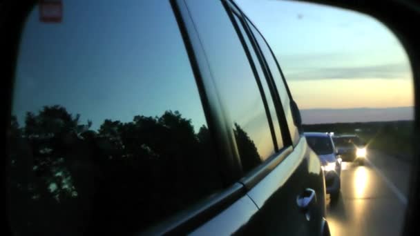 在车的侧面镜子里，你可以看到路 — 图库视频影像
