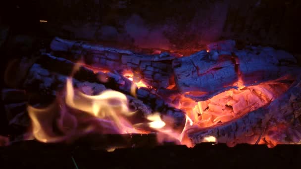 Μια φωτιά καίει στο μπάρμπεκιου, αργή κίνηση — Αρχείο Βίντεο