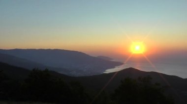 Şafak söktü denizleri Dağlarda 