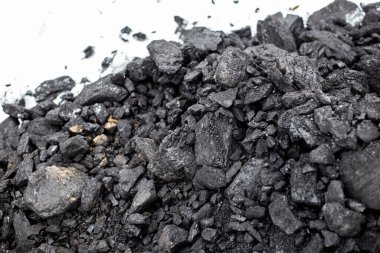 Kışın karda kaba kömür. Yakıt kazanlarında yüksek sıcaklıklar, ev ısıtma sistemlerinde. Yanıcı mineral.
