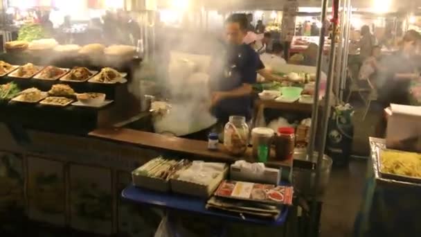 Cocinar en una sartén en un café al aire libre — Vídeo de stock