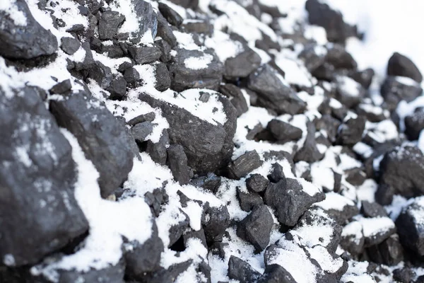 Grandes Pedaços Carvão Sob Neve Combustível Para Fogão Inverno Aquecimento — Fotografia de Stock