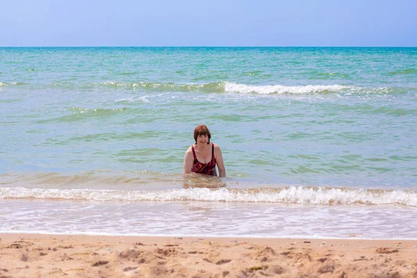 이상의 할머니 바다에서 목욕하고 웃으며 즐거운 여름날을 보낸다 격리와 고립의 — 스톡 사진