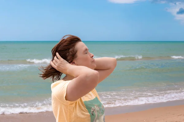 Pensionato Donna Adulta Trova Sulla Riva Del Mare Girato Affrontare — Foto Stock