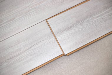 Oturma odasına hafif ahşap döşeme döşemesi kurulmuş. Ev ve ofis yenileme ve iyileştirme.