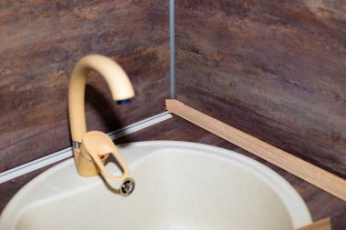 Ahşap mutfak tezgahına köşe etek tahtası yerleştirmek. Konutların onarımı ve iyileştirilmesi.