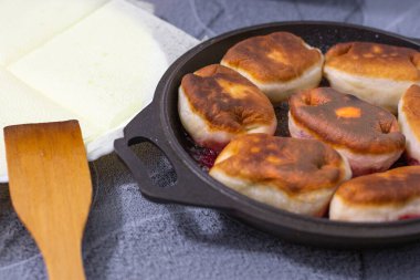 Tavada pişmiş hamur tatlısı, ev yemeği, otantik içerik