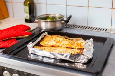 Evde yemek pişirmek, sebzeli fırında balık pişirmek...