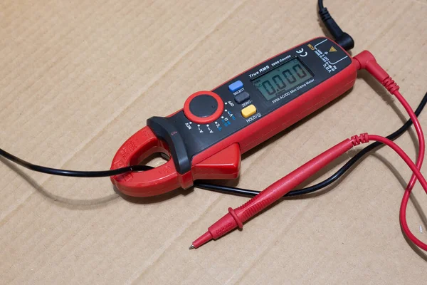 akım ve gerilimi ölçmek için kontak olmayan elektronik klemp ölçer