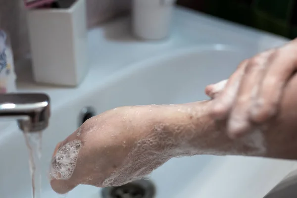 Man Tvättar Händerna Med Flytande Tvål Över Ett Handfat Hemma — Stockfoto