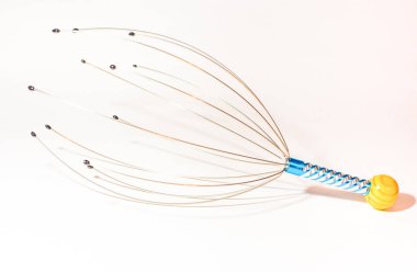 Hafif arka planda baş için masaj aleti rahatlatıcı.