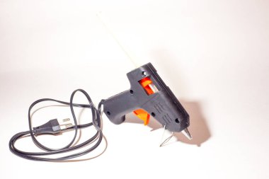 Işık arkaplanındaki elektrikli yapıştırıcı tabancası