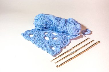 Mavi iplik desenli örgü iplik ve demir kancalarla örülü