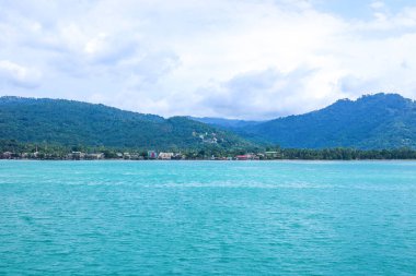 Güneşli bir günde, Koh Samui 'nin deniz kenarındaki tepeleri olan tropikal kıyıları.
