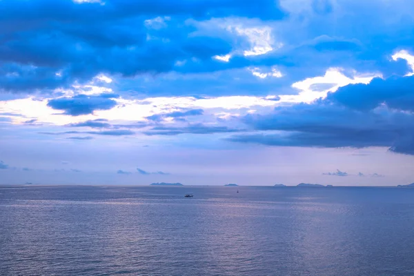 Nubes Azules Sobre Mar Atardecer Los Trópicos —  Fotos de Stock