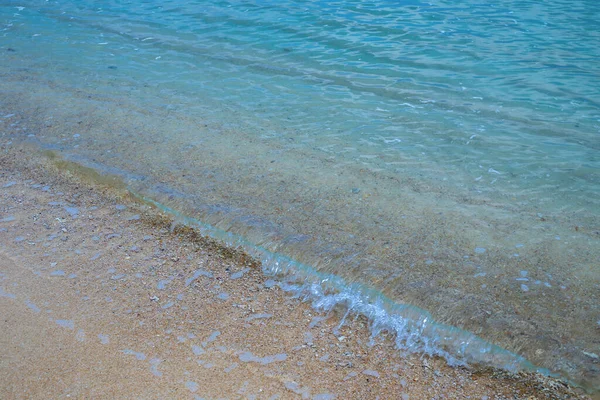 Agua Turquesa Transparente Rueda Sobre Orilla Arenosa — Foto de Stock