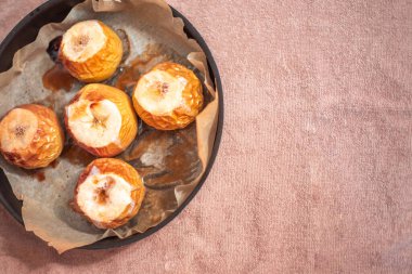 Fırında bal ile pişirilmiş genç elmalar, boşluğu kopyalayın